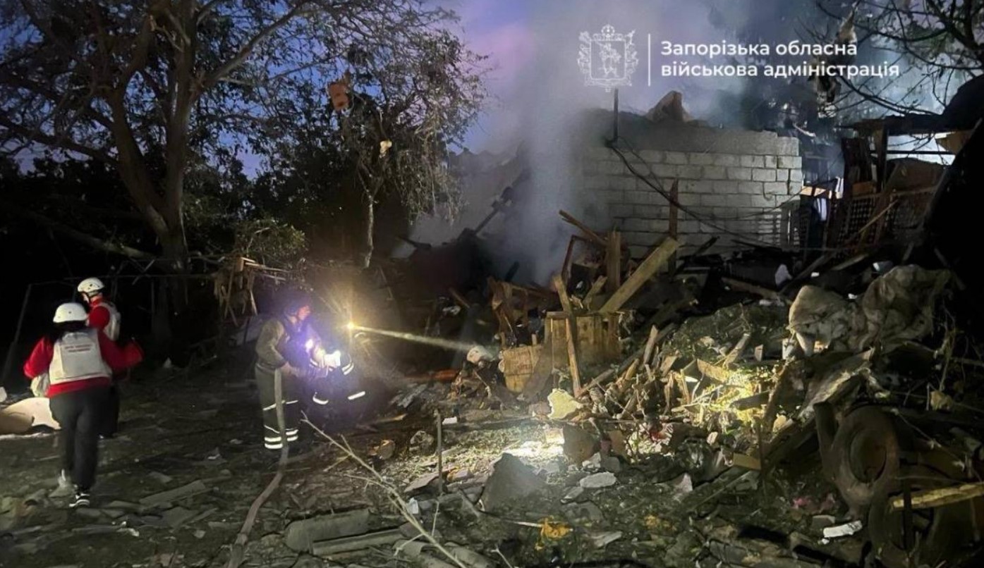 Нічний удар по Запоріжжю: ворожий дрон знищив дім з родиною, з-під завалів дістали два тіла Нічний удар по Запоріжжю: ворожий дрон знищив дім з родиною, з-під завалів дістали два тіла